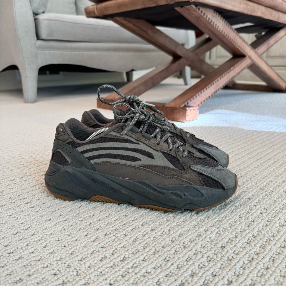 Yeezy 700 V2 Geode Size 9.5 US